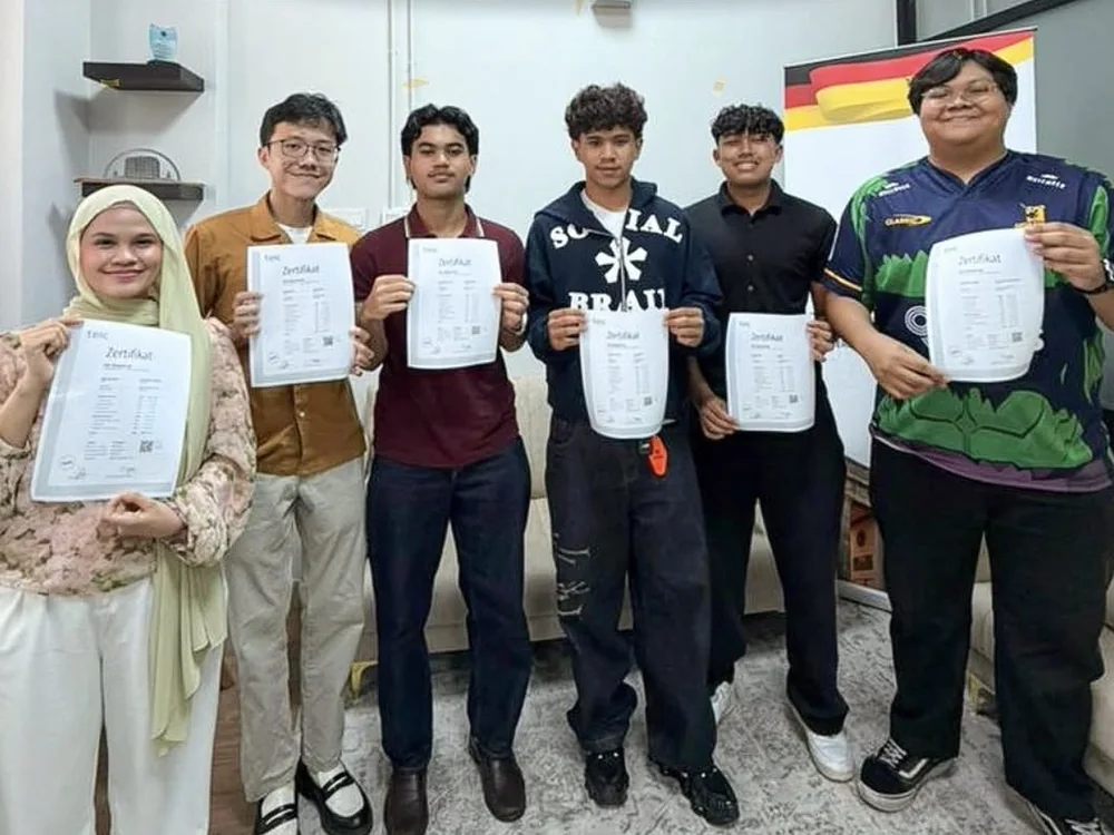Teilnehmende nach bestandener telc Deutsch B2 Prüfung in Malaysia