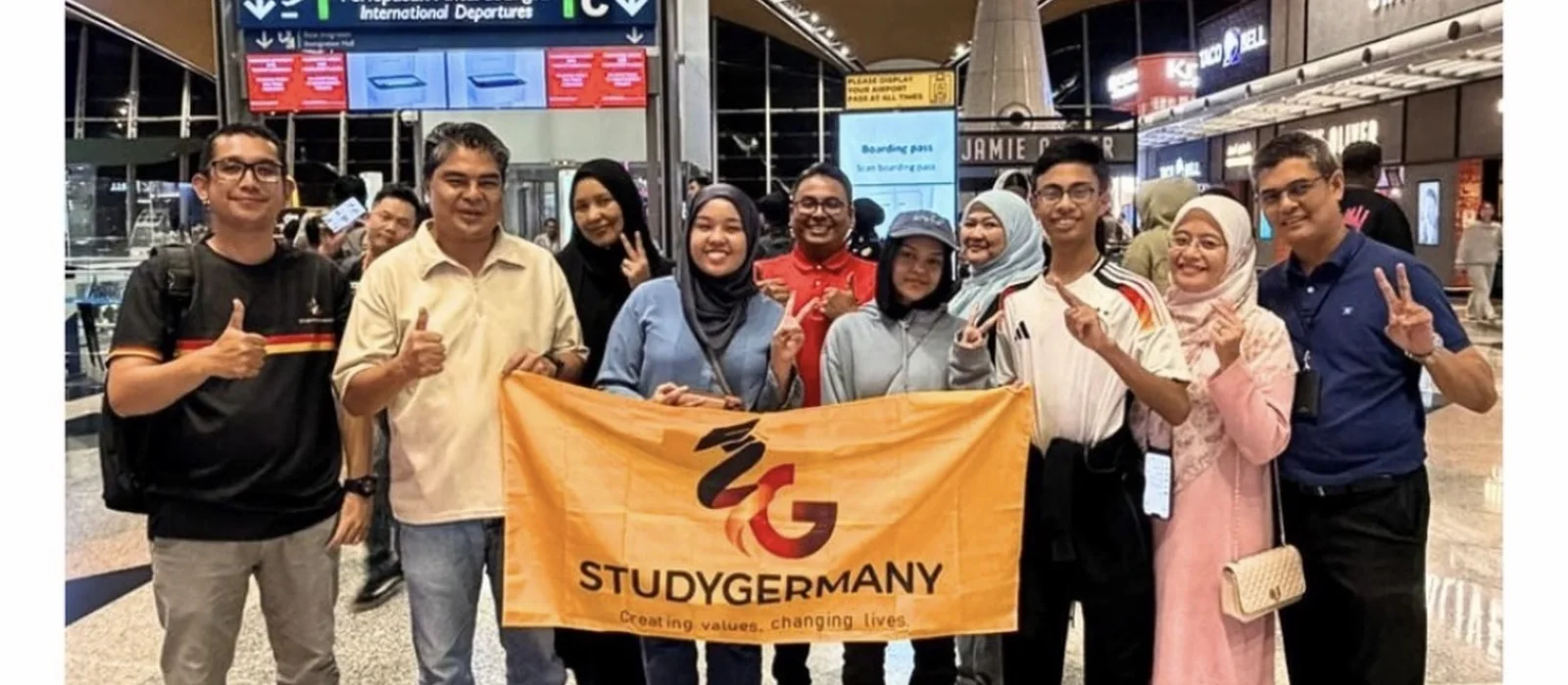 Teilnehmende beim Abflug nach Deutschland