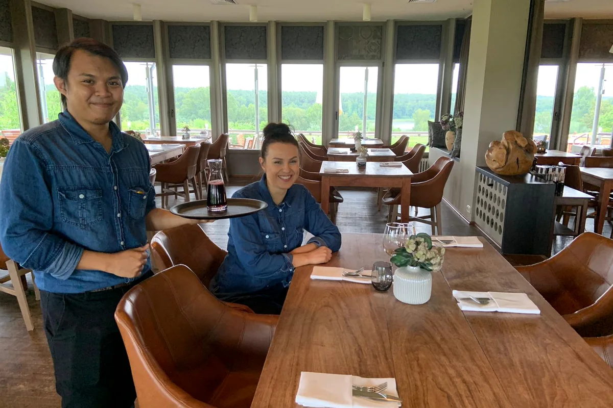 Mitarbeitende im Servicebereich eines deutschen Gastronomiebetriebs
